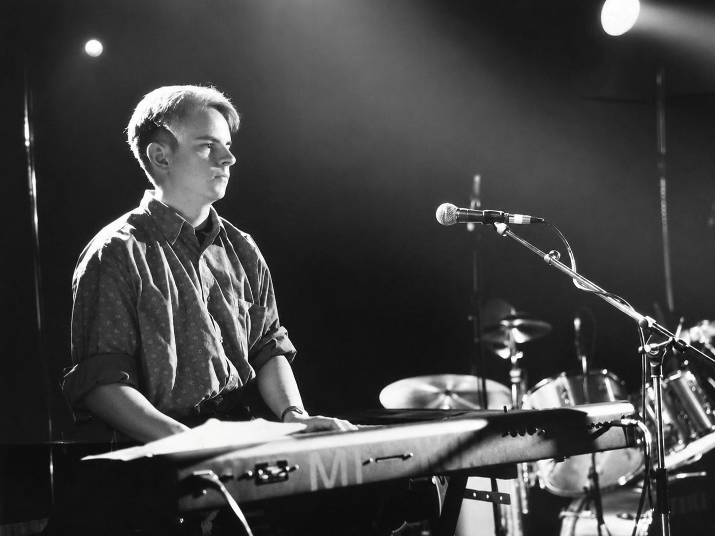 Maxwell Farnon performing live on keyboards